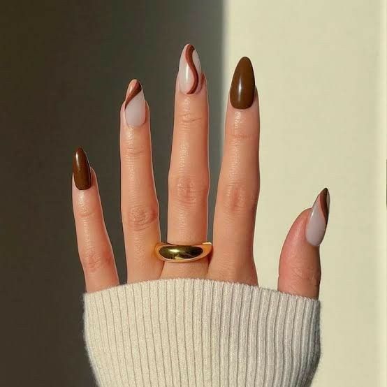 طراحی لاک ناخن قهوه ای شکلاتی
