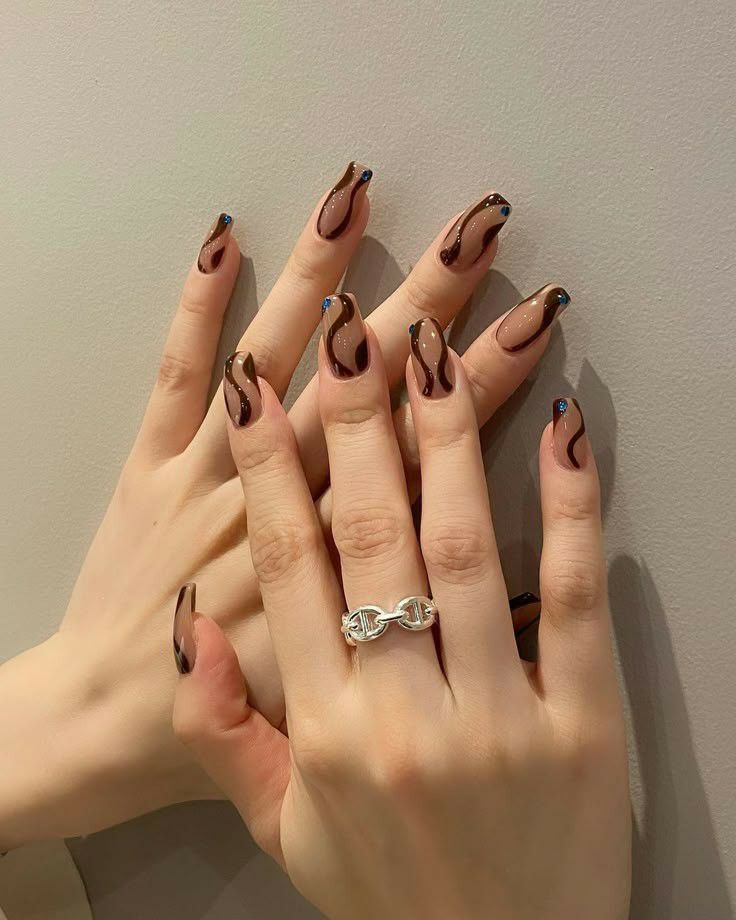 طراحی لاک ناخن قهوه ای شکلاتی