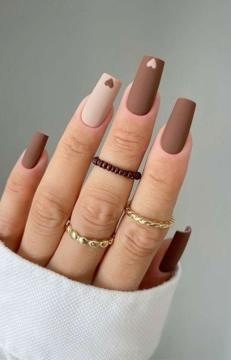 طراحی لاک ناخن قهوه ای شکلاتی