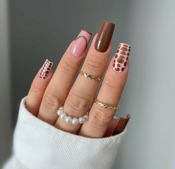 طراحی لاک ناخن قهوه ای شکلاتی