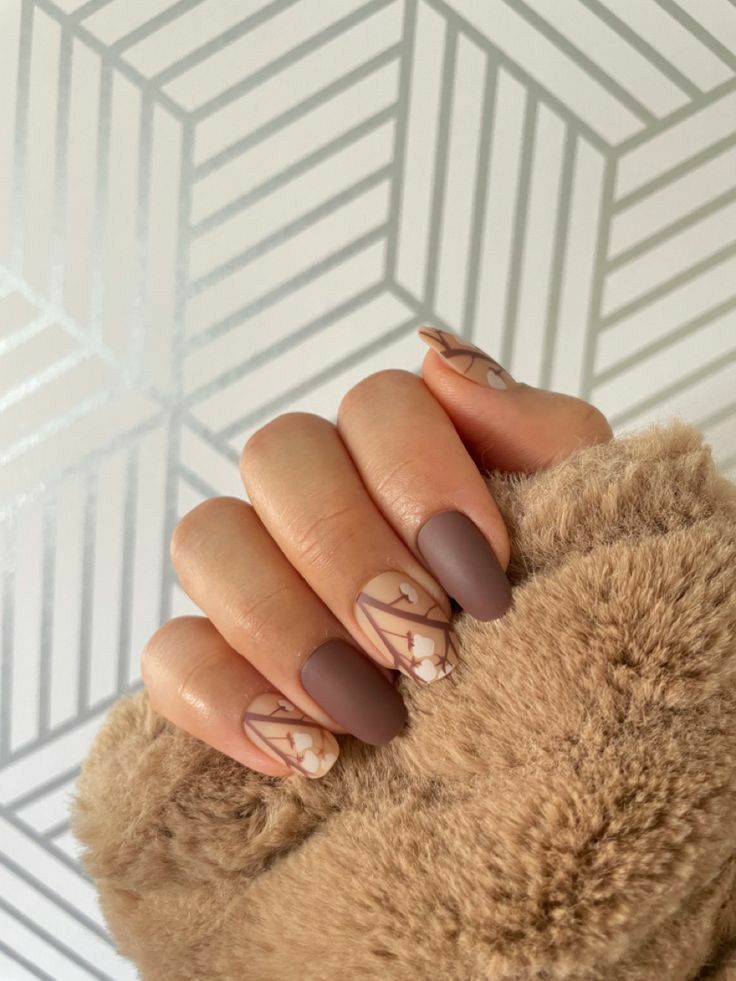 طراحی لاک ناخن قهوه ای شکلاتی