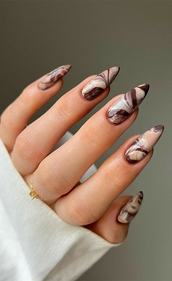 طراحی لاک ناخن قهوه ای شکلاتی