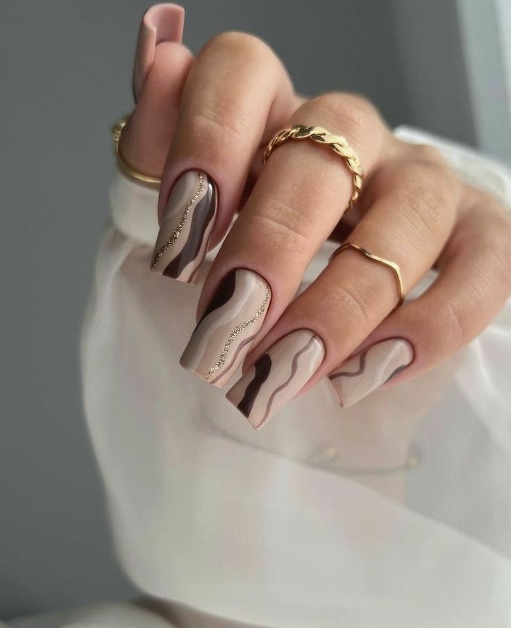 طراحی لاک ناخن قهوه ای شکلاتی