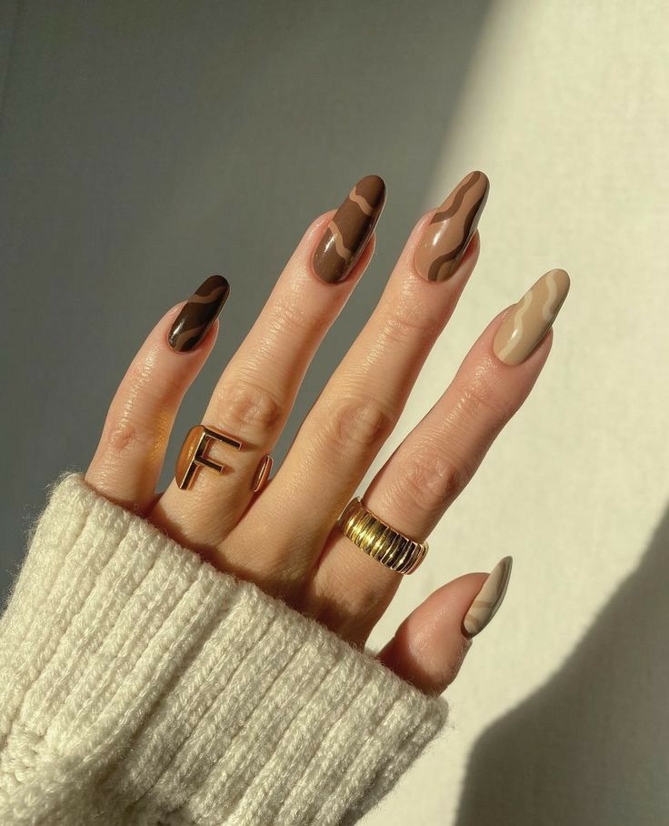 طراحی لاک ناخن قهوه ای شکلاتی