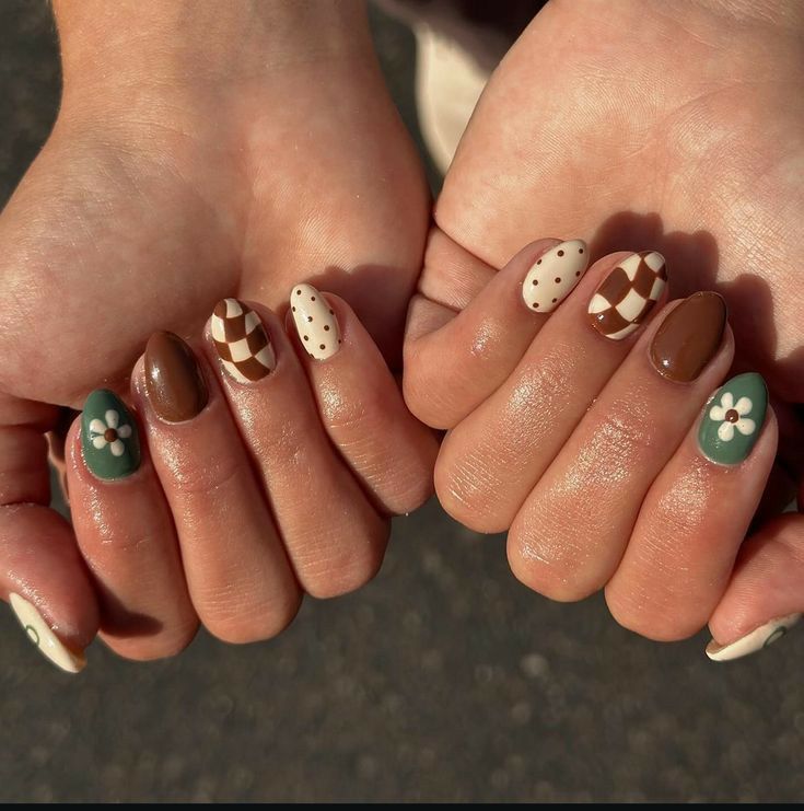 طراحی لاک ناخن قهوه ای شکلاتی