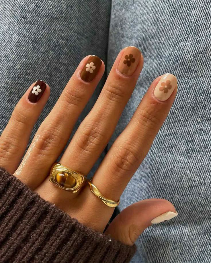 طراحی لاک ناخن قهوه ای شکلاتی