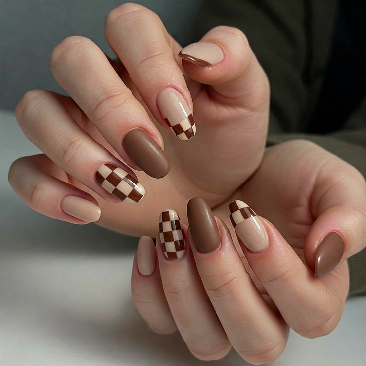 طراحی لاک ناخن قهوه ای شکلاتی