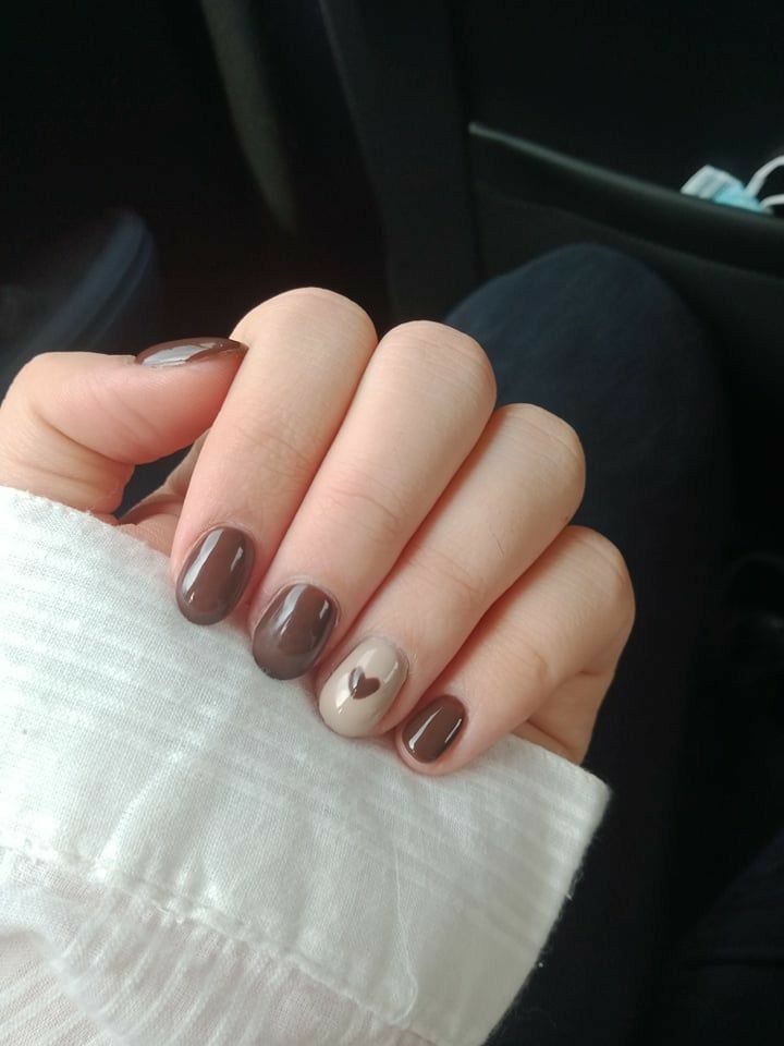 طراحی لاک ناخن قهوه ای شکلاتی