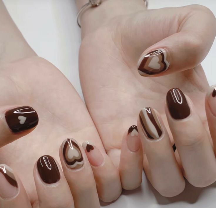 طراحی لاک ناخن قهوه ای شکلاتی