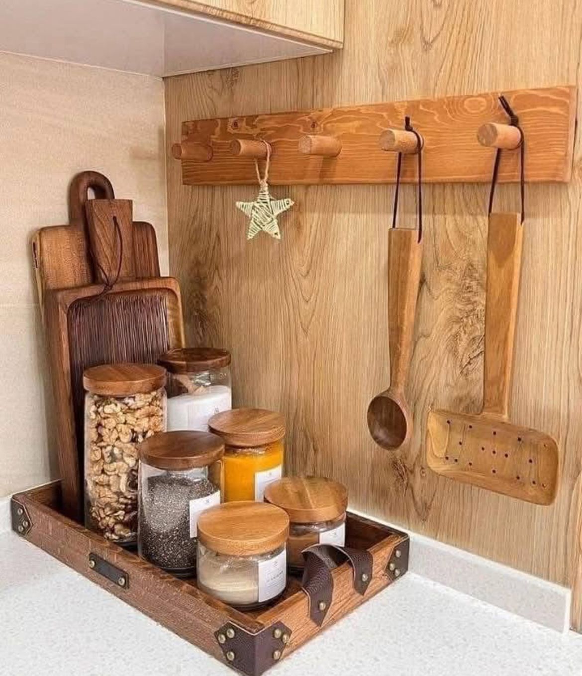 چیدمان روی کابینت آشپزخانه