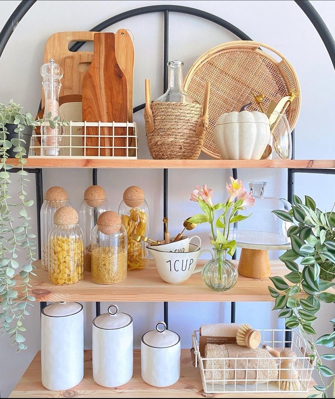 چیدمان روی کابینت آشپزخانه