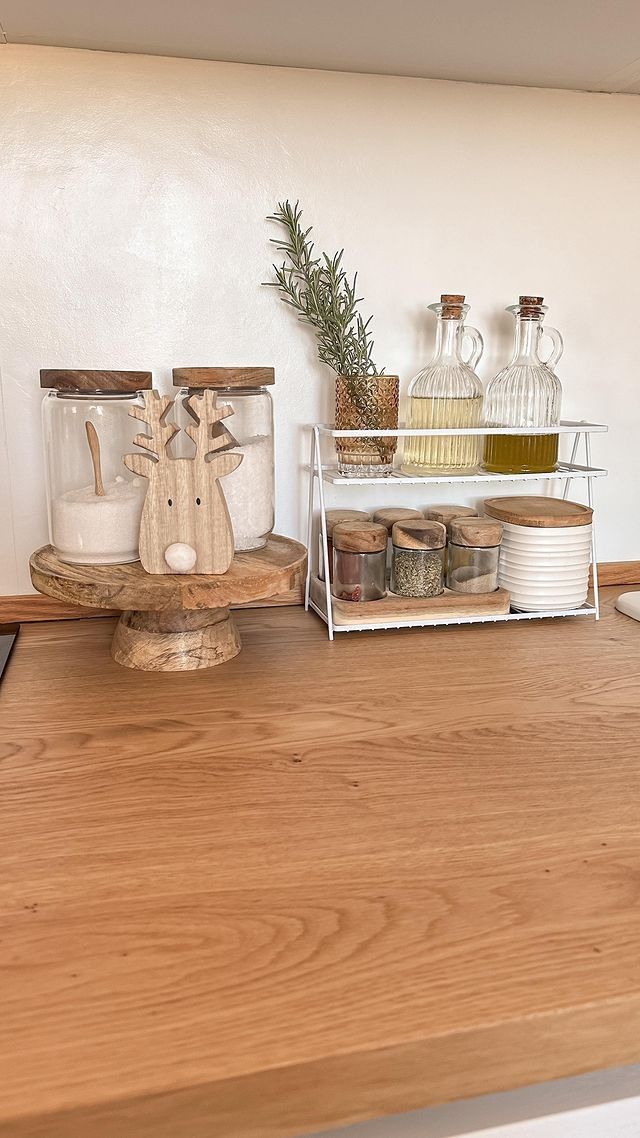 چیدمان روی کابینت آشپزخانه