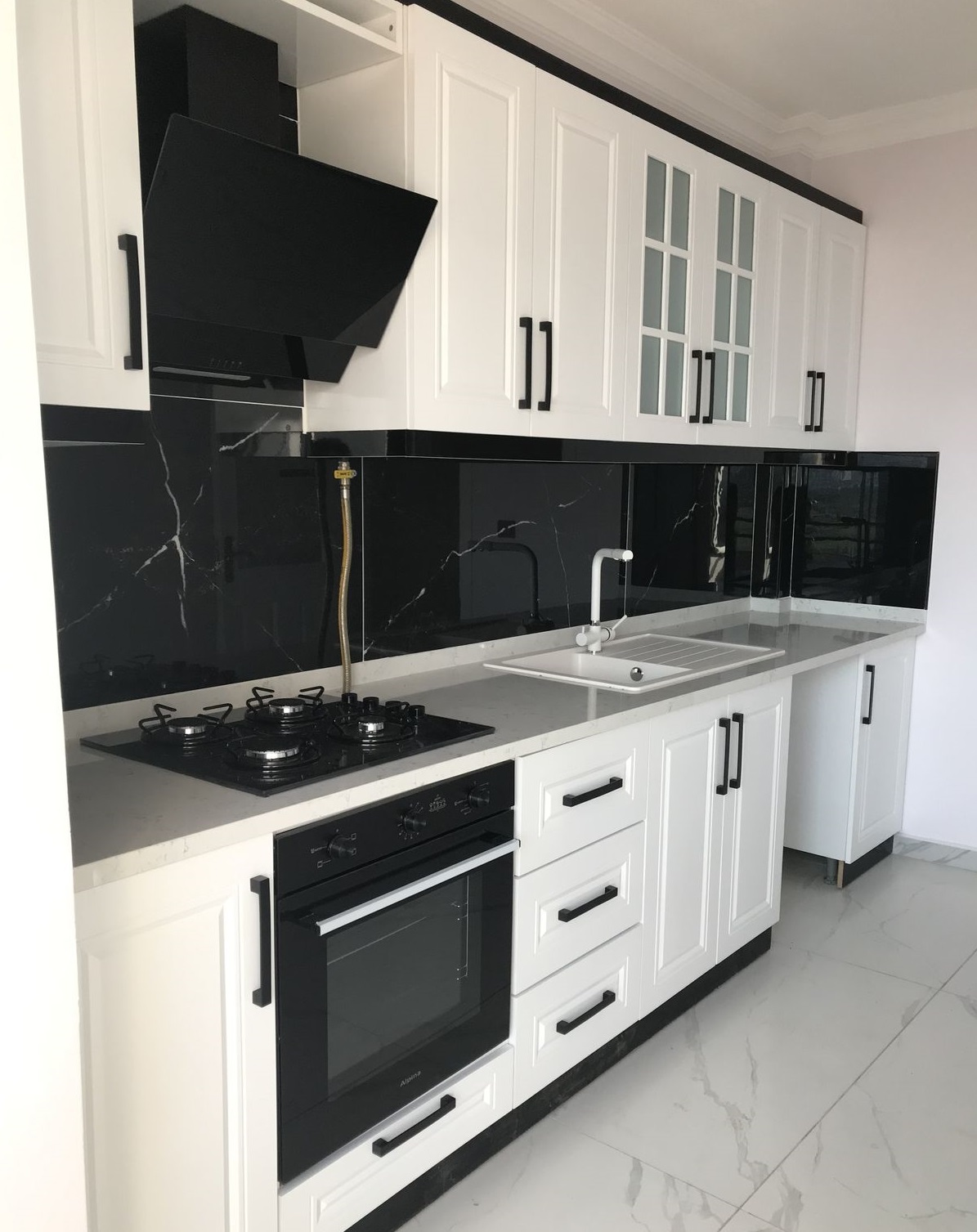 کابینت سفید و رنگی