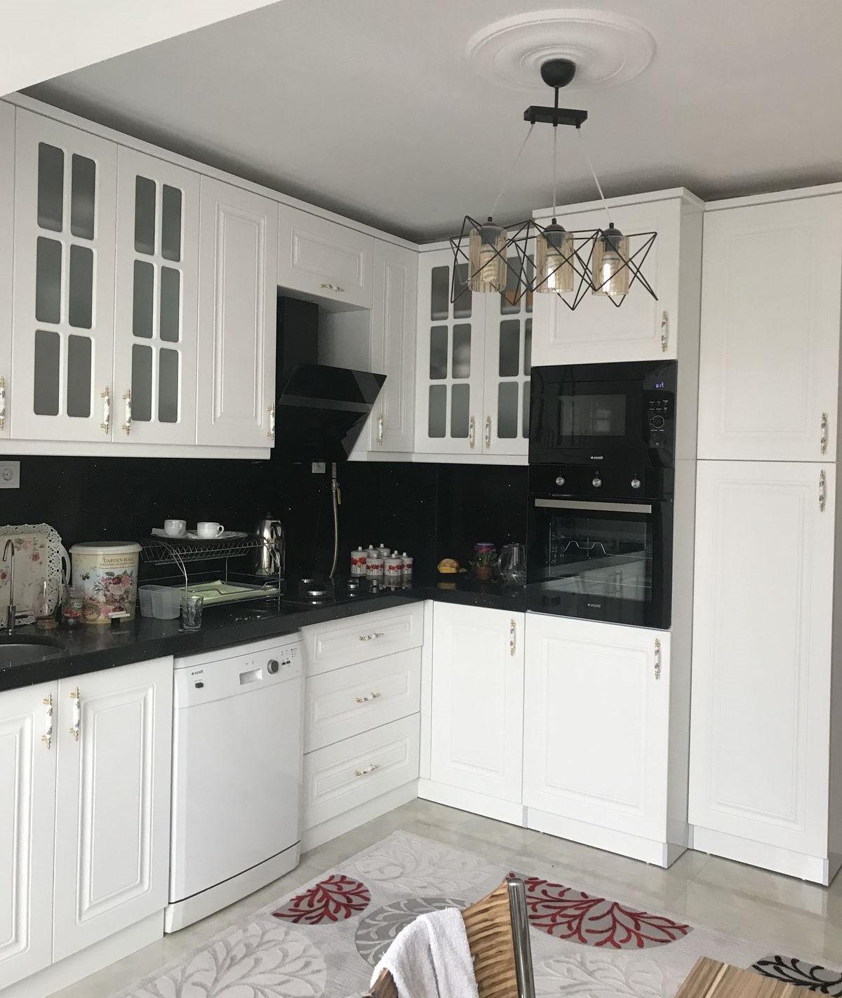 کابینت سفید و رنگی