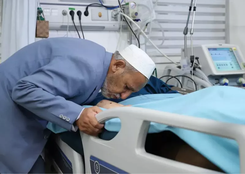 پدر صابر کاظمی - پدر صابر کاظمی در کنار پسرش - بوسه پدر صابر کاظمی به دستان پسرش در بیمارستان 