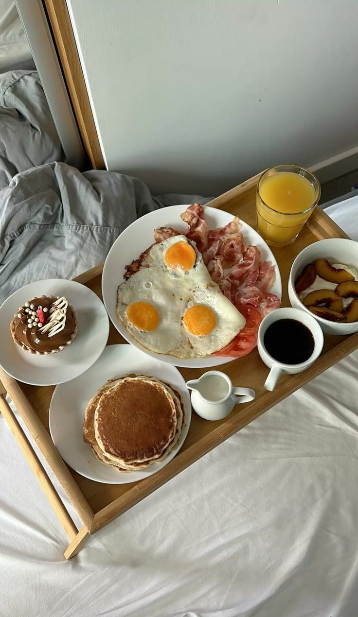 میز روی تخت خواب