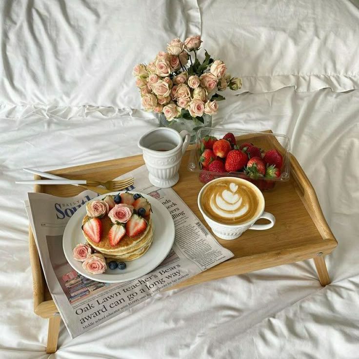 میز روی تخت خواب