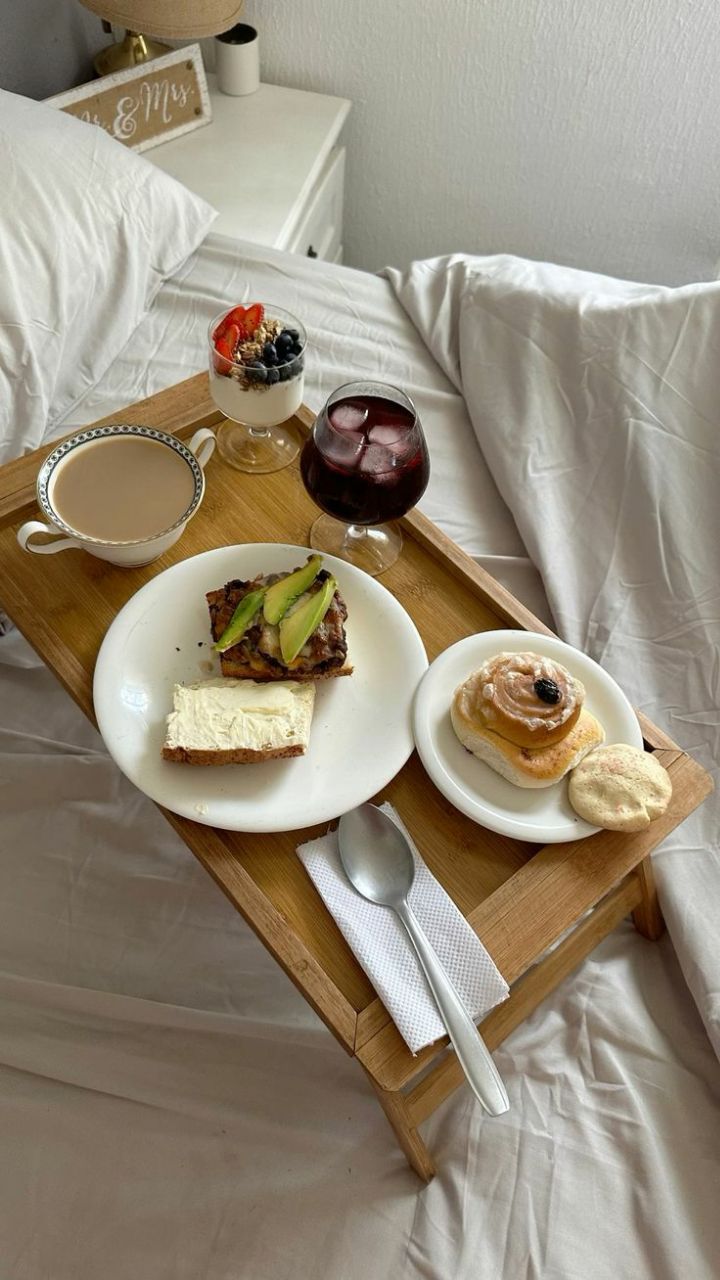 میز روی تخت خواب