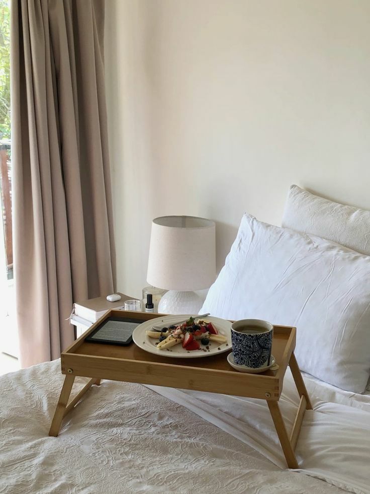 میز روی تخت خواب