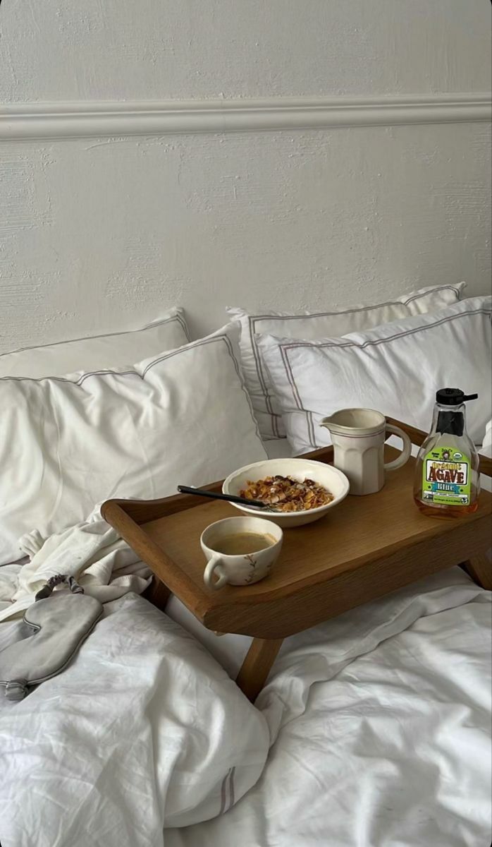 میز روی تخت خواب