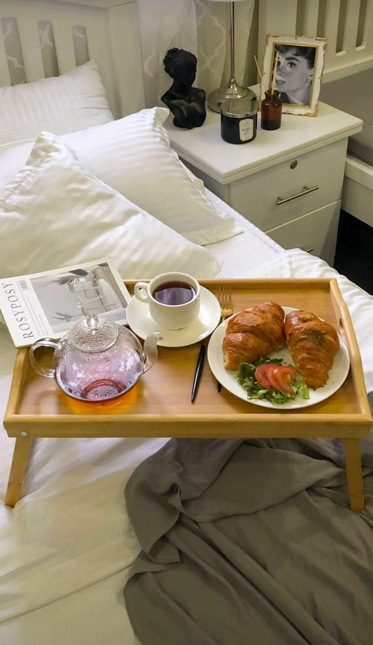 میز روی تخت خواب