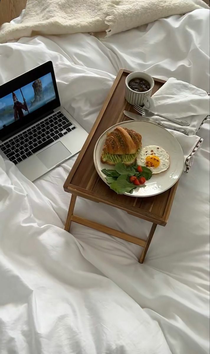 میز روی تخت خواب