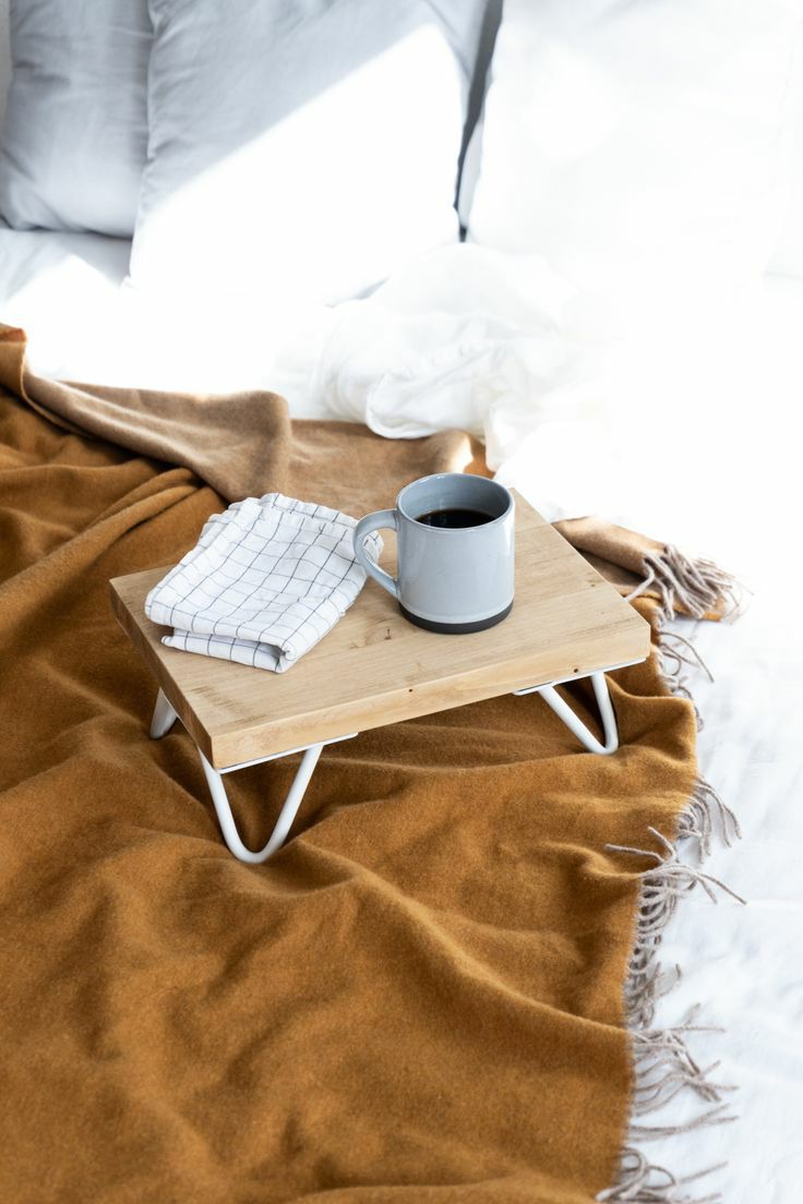 میز روی تخت خواب