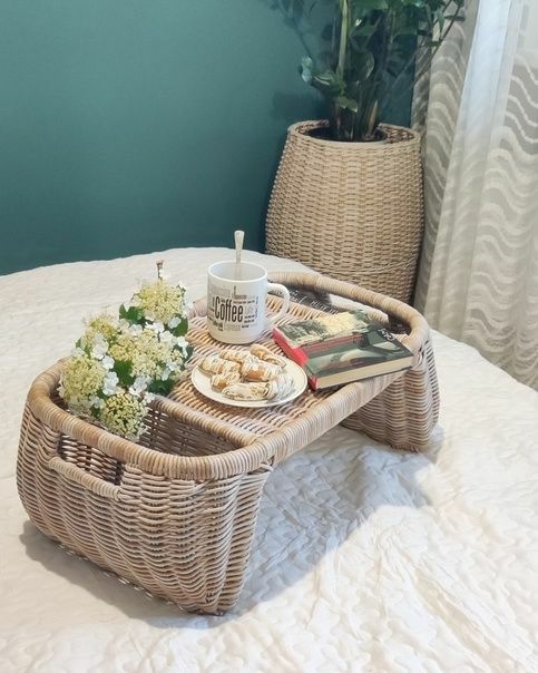 میز روی تخت خواب