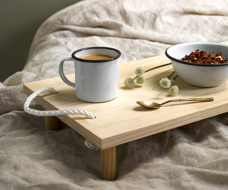 میز روی تخت خواب