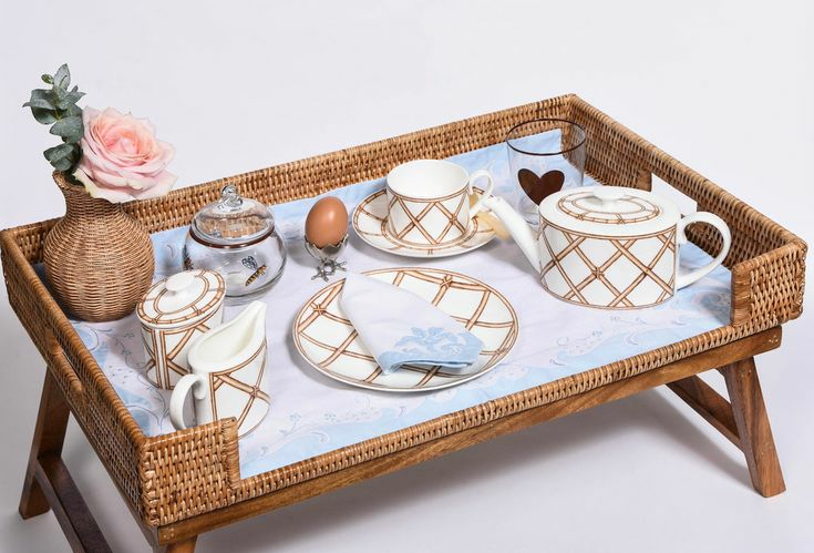 میز روی تخت خواب