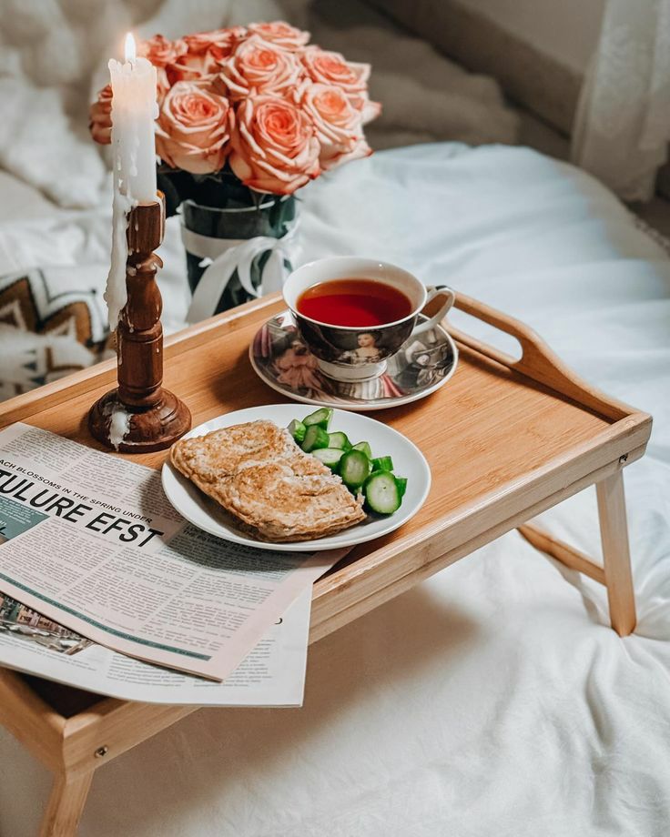 میز روی تخت خواب