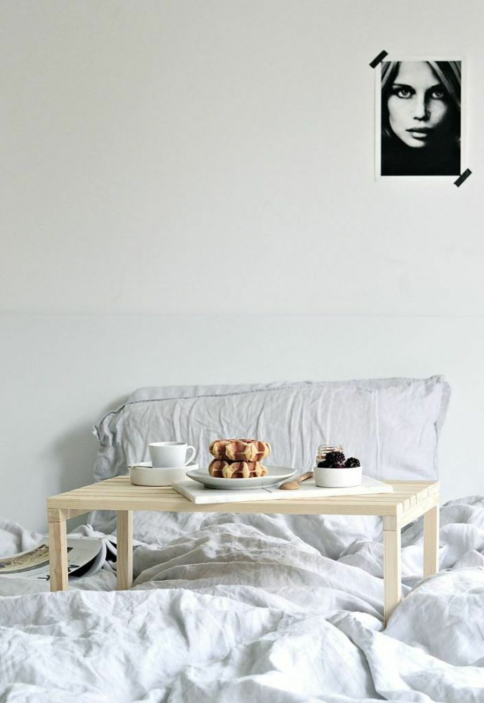 میز روی تخت خواب