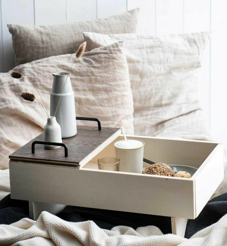 میز روی تخت خواب