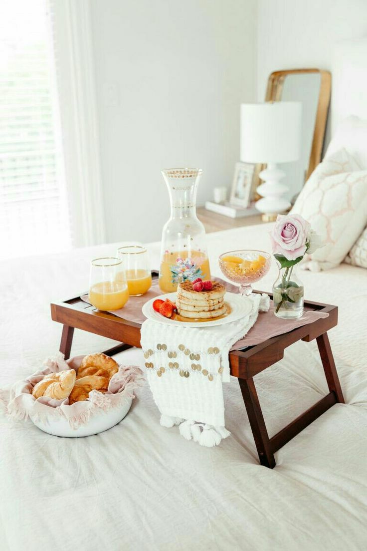 میز روی تخت خواب