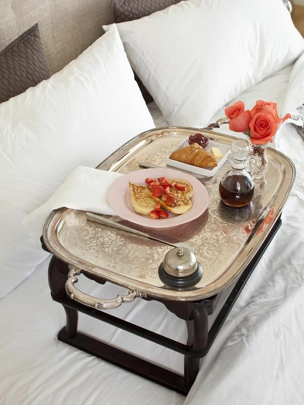 میز روی تخت خواب