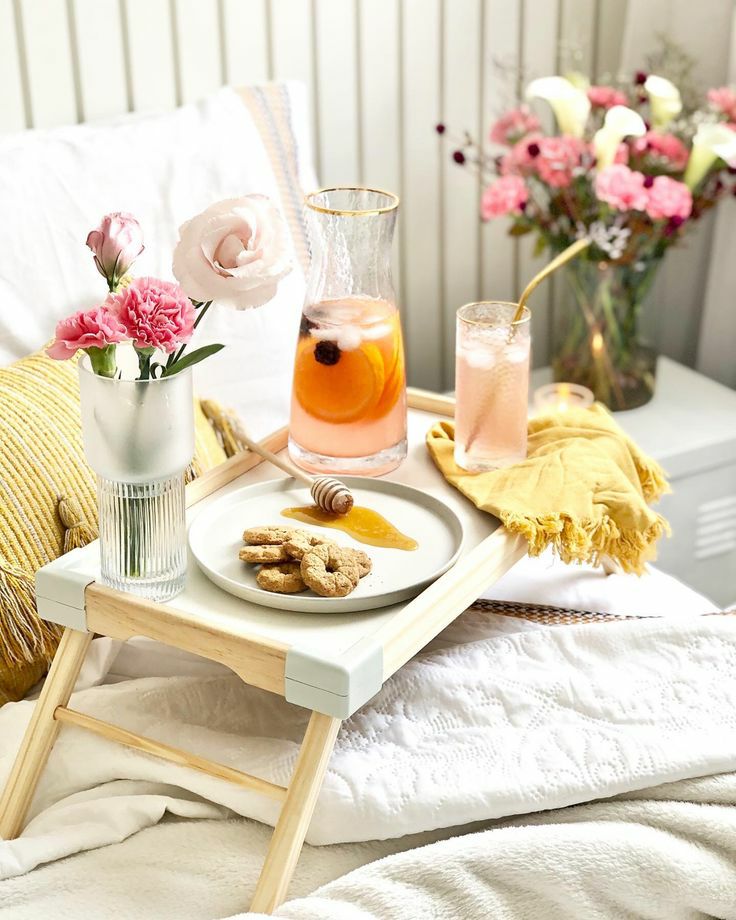 میز روی تخت خواب