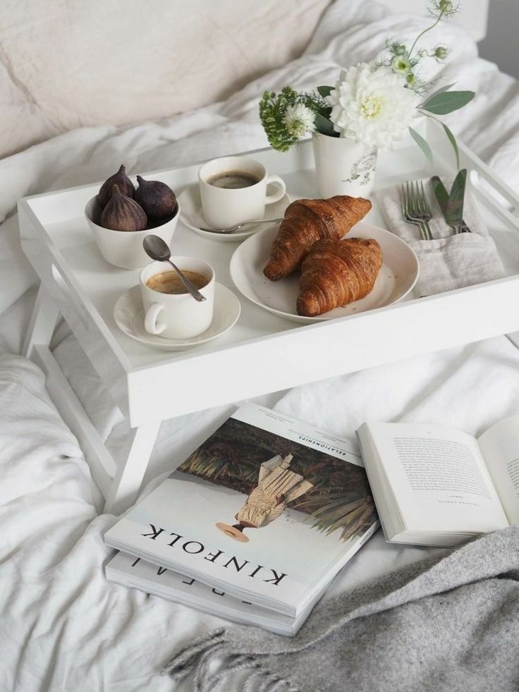 میز روی تخت خواب