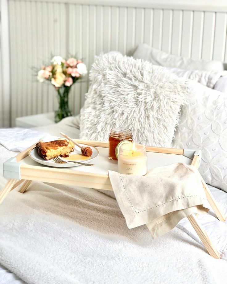 میز روی تخت خواب