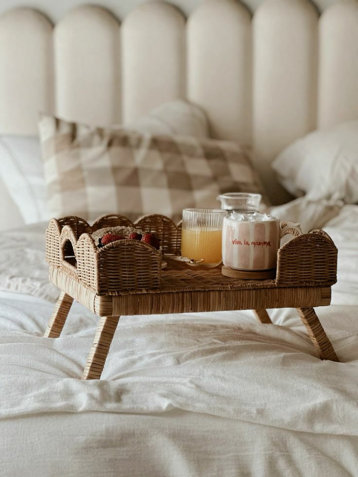 میز روی تخت خواب