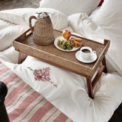 میز روی تخت خواب