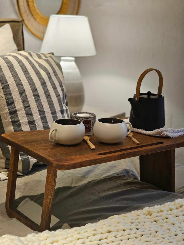 میز روی تخت خواب