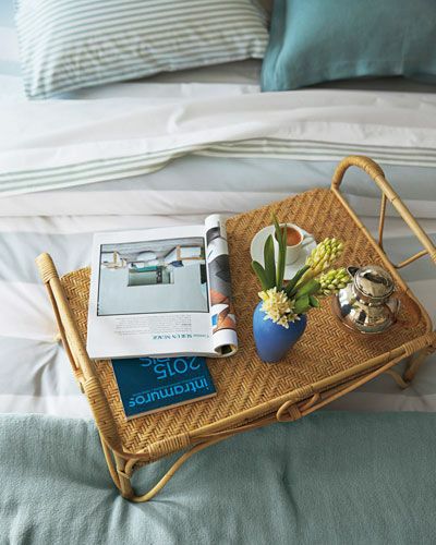 میز روی تخت خواب