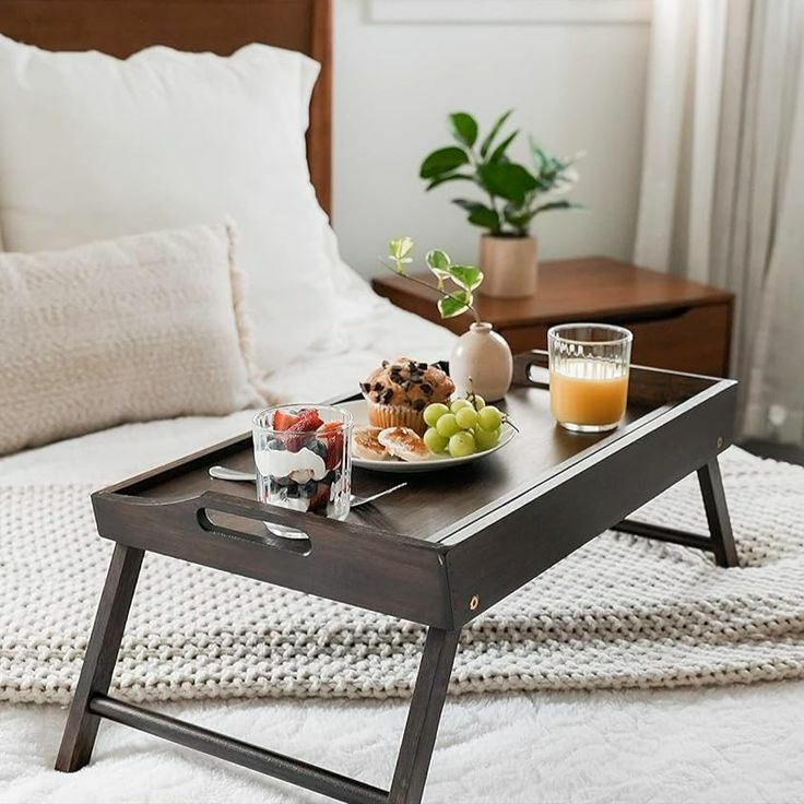 میز روی تخت خواب