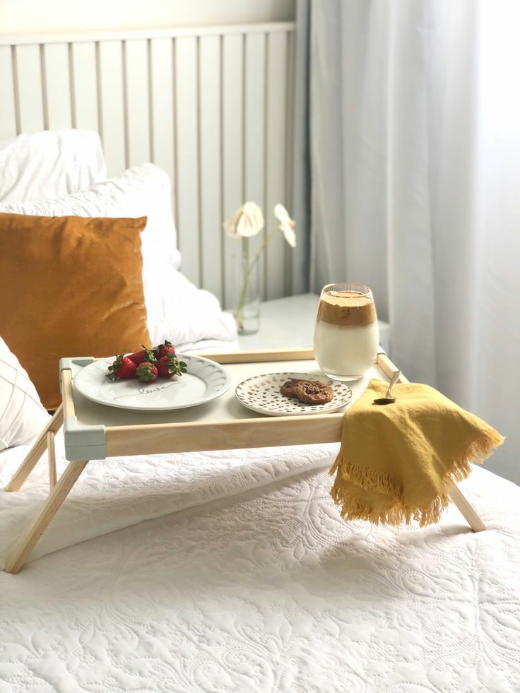 میز روی تخت خواب