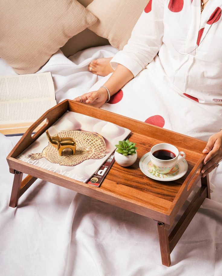 میز روی تخت خواب