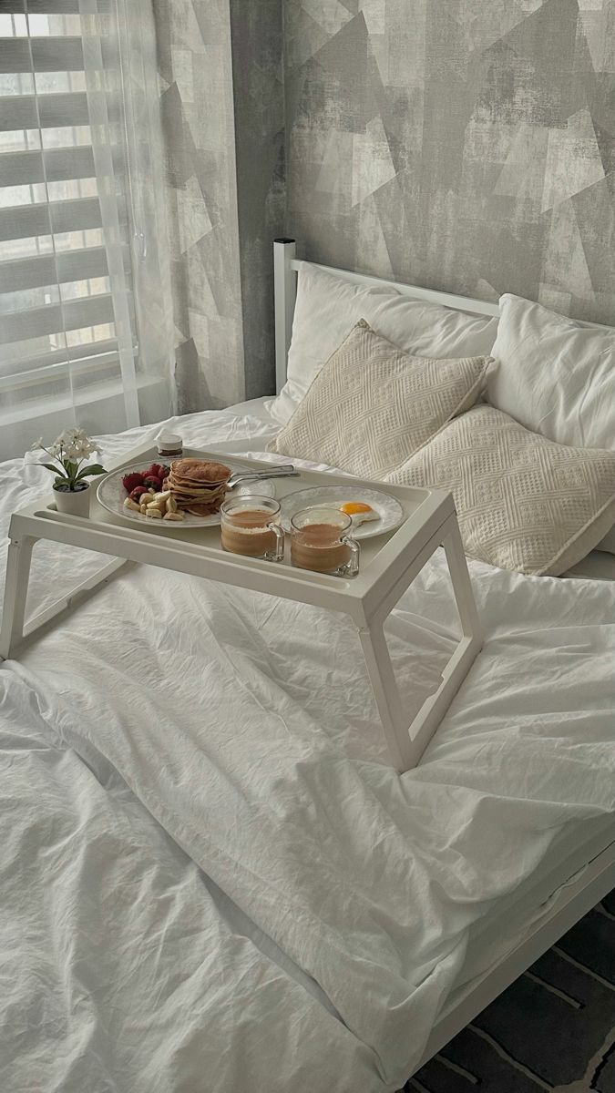 میز روی تخت خواب