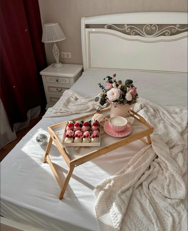 میز روی تخت خواب