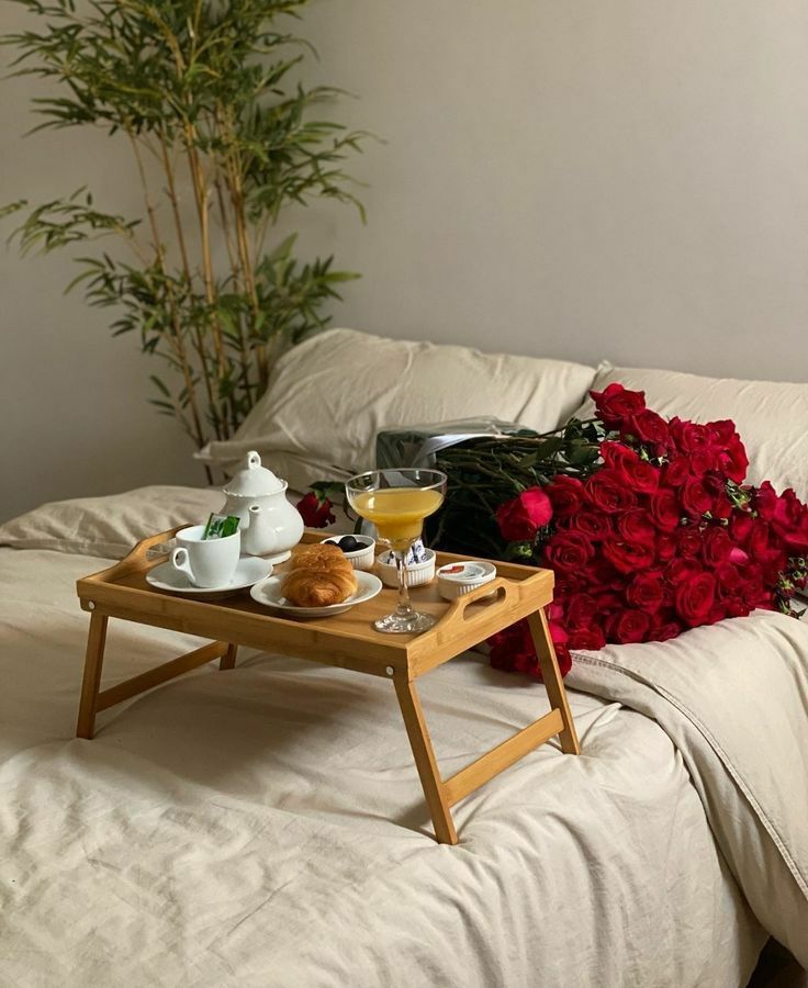 میز روی تخت خواب