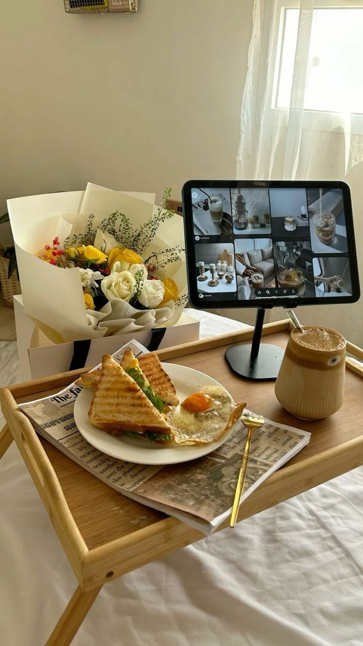 میز روی تخت خواب