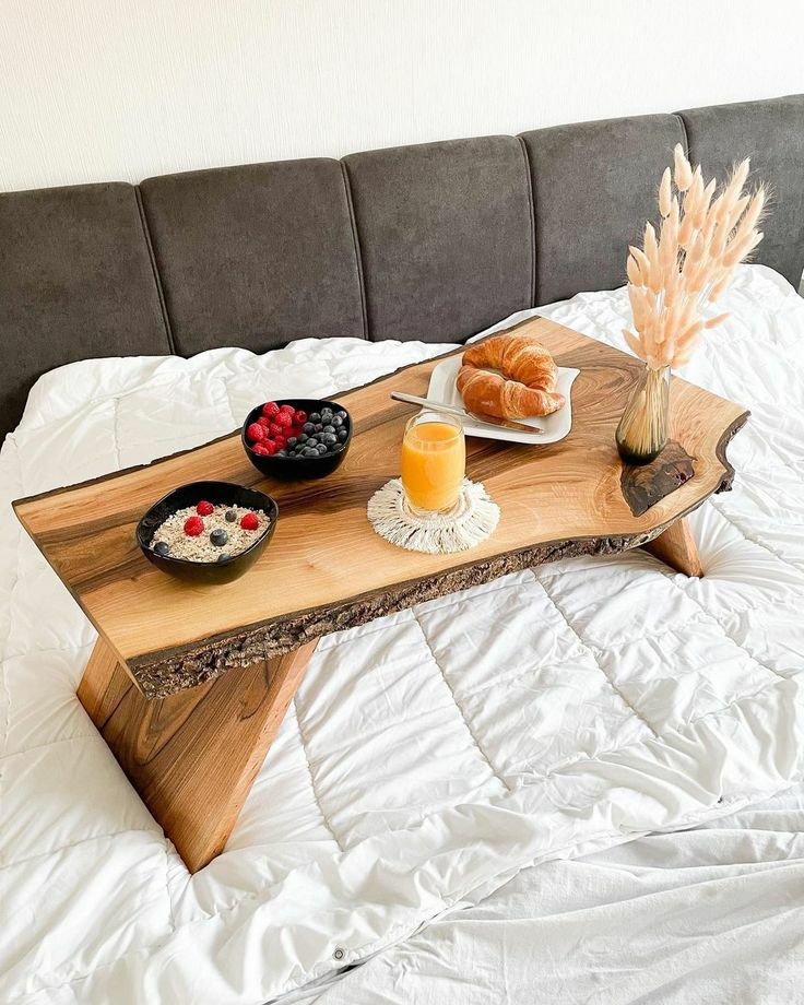 میز روی تخت خواب